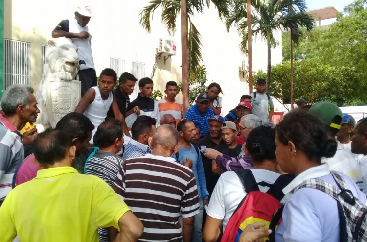 Trabajadores del Imaud en Coro protestan por comida y uniformes