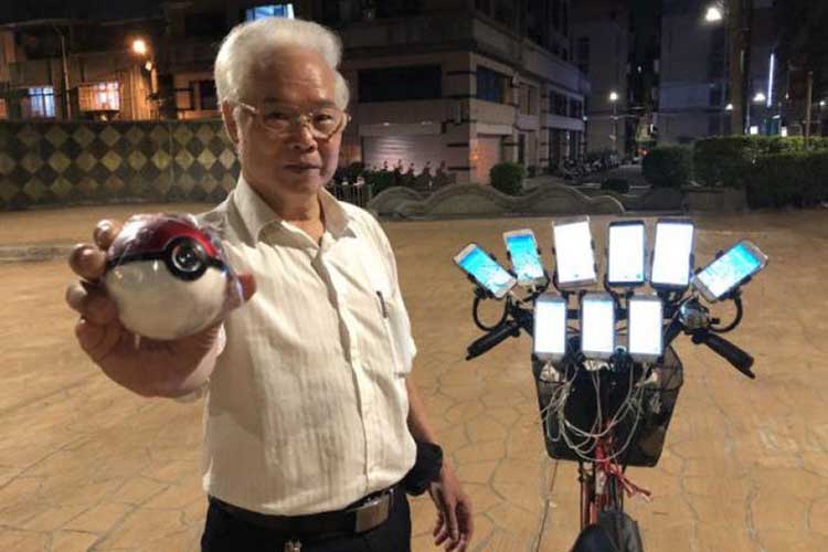 Abuelo de 70 años recorre las calles de Taiwán para cazar Pokemón