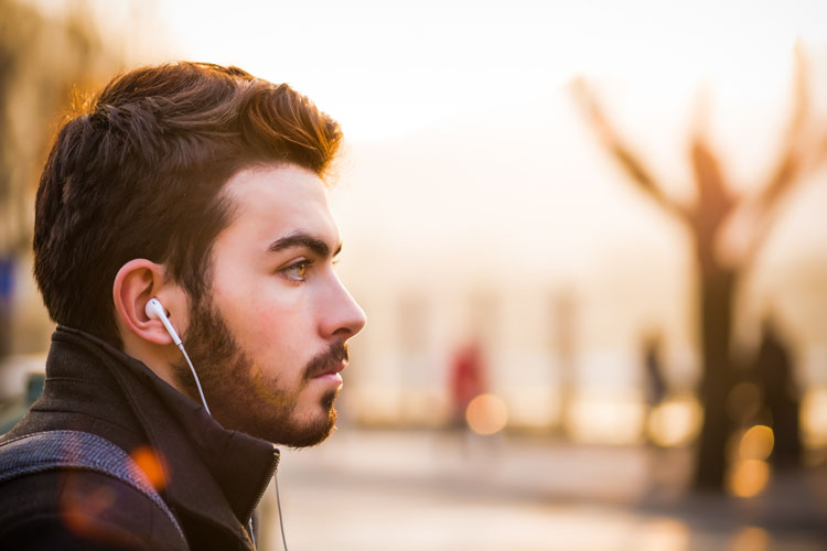 Más de una canción con audífonos a todo volumen puede afectar el oído