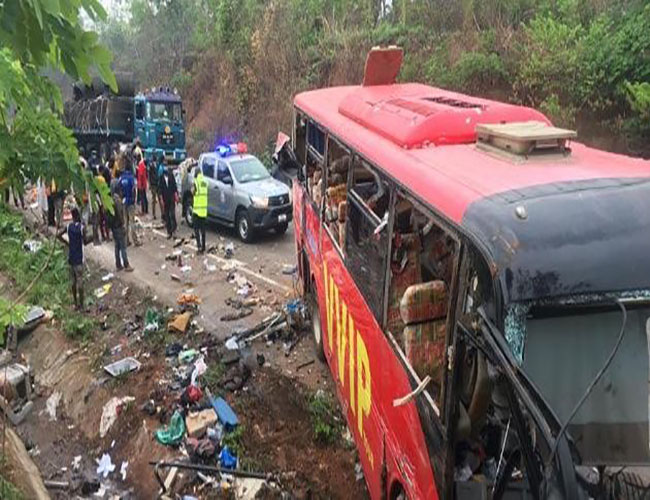 65 muertos deja choque de dos autobuses en Ghana