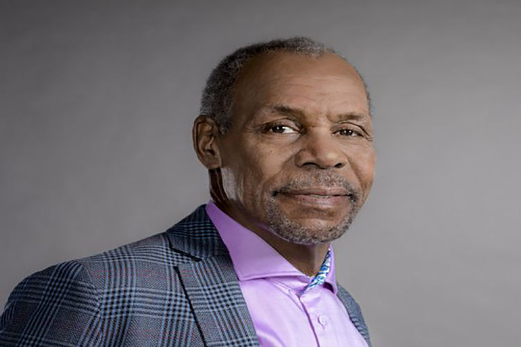 “En Venezuela no hay pobres”, afirma Danny Glover