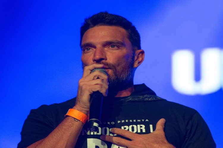 Julián Gil presume a su nuevo amor en las redes sociales