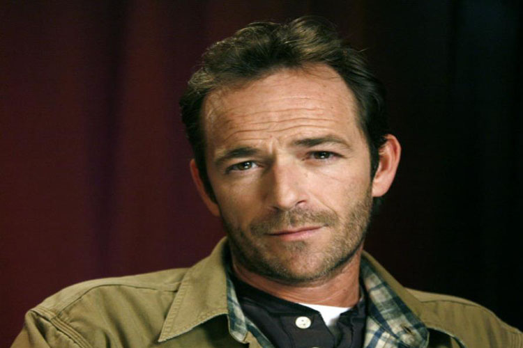 La familia de Luke Perry tomó la decisión de desconectarlo