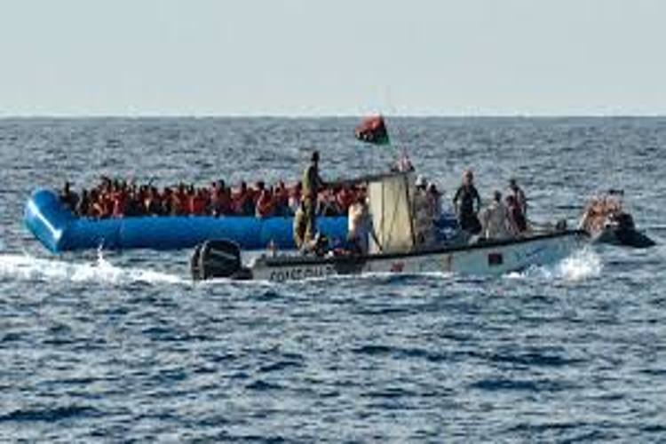 Muere una decena de personas al naufragar su bote frente a la costa de Libia