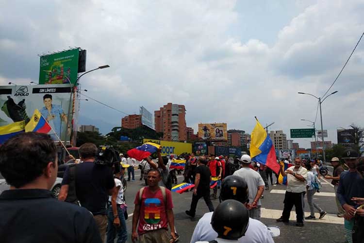 Protestan en la autopista Francisco Fajardo por servicios públicos