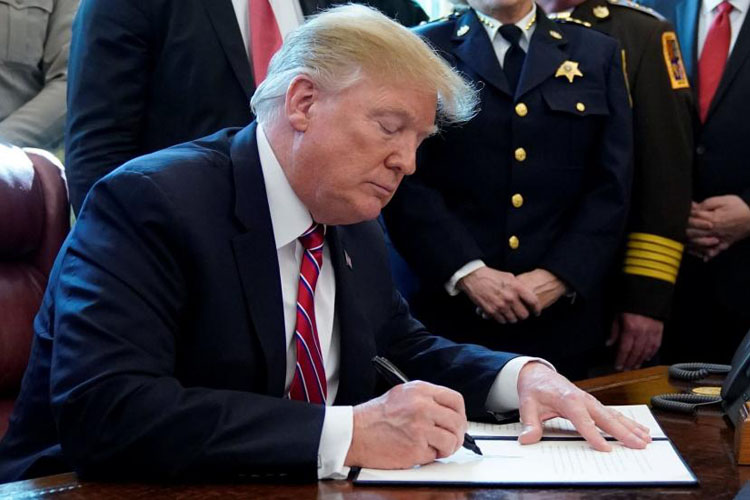 Trump firma el primer veto de su Presidencia para salvar su emergencia nacional