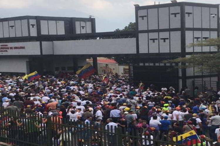 Guaidó anuncia que Asamblea Nacional sesionará desde La Carlota
