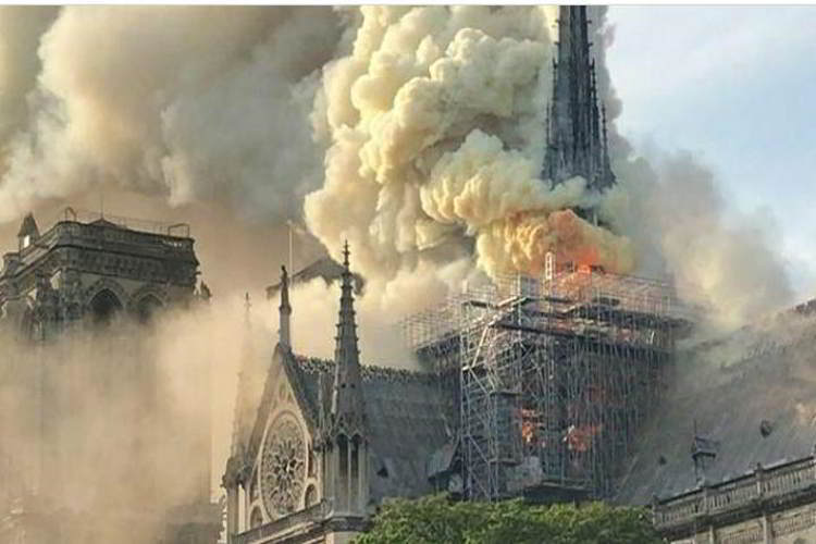 Reportan un incendio en la catedral de Notre Dame