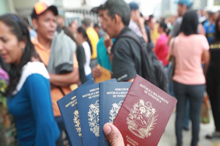 Chile extenderá vigencia de pasaportes y cédulas vencidas de venezolanos