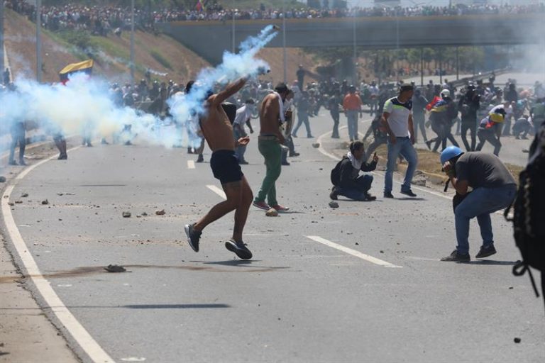 Más de 60 heridos y 25 detenidos en movilizaciones de respaldo a Guaidó