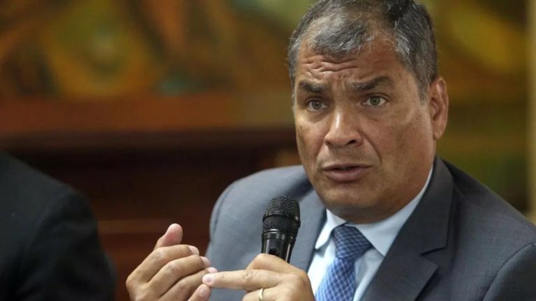 Correa llama «traidor» a Moreno por el arresto de Assange