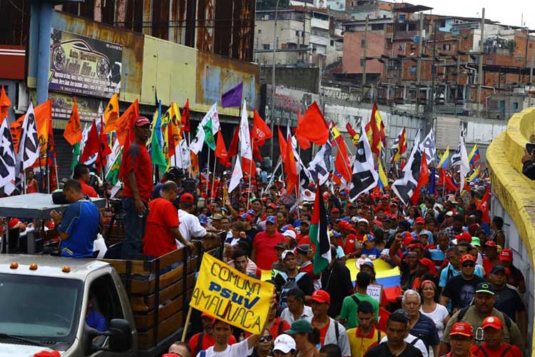 Chavismo marcha en Caracas contra el golpismo