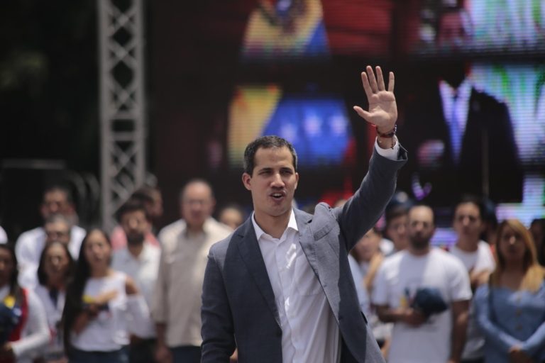 Guaidó anuncia que militares dieron «de una vez el paso» para unirse a él