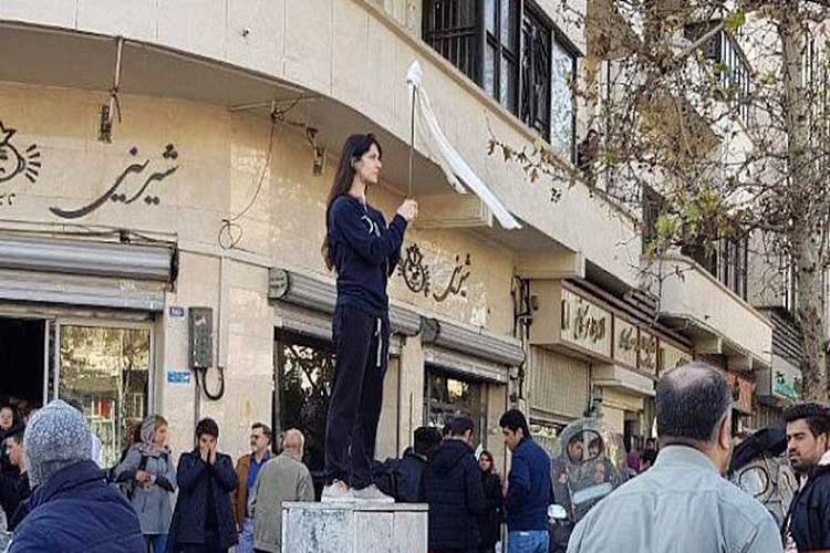 Condenada a un año de cárcel una mujer por quitarse el velo en Irán