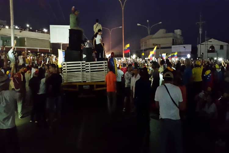 Denuncian que quitaron la luz en sector donde se concentran falconianos para espera a Guaidó en Punto Fijo