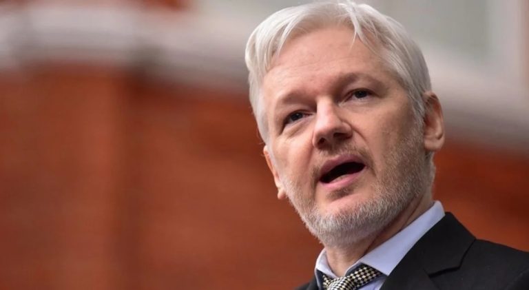 Arrestan a Assange en la embajada de Ecuador en Londres