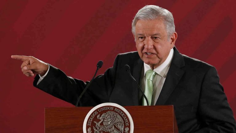 Presidente de México llama a restringir fiestas navideñas en la capital por repunte del COVID-19
