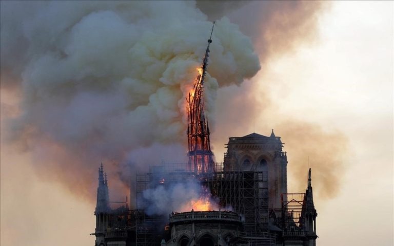 La policía halló colillas en los andamios donde surgió el fuego de Notre Dame