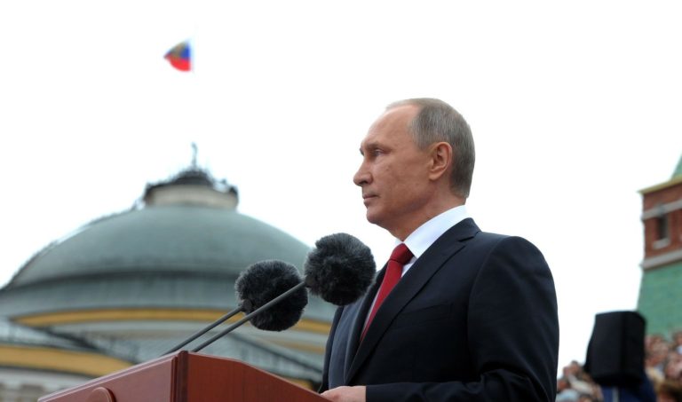 Putin ofrece ayuda de especialistas rusos para restaurar Notre Dame