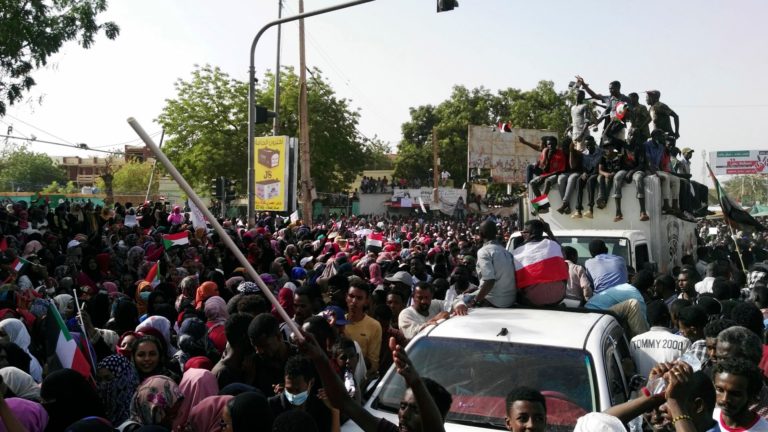 Junta militar Sudán retrasa su formación y manifestantes siguen en la calle