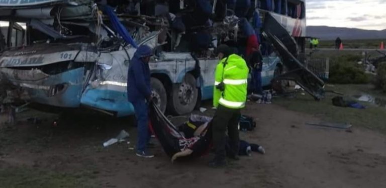 Un autobús que cayó por un barranco deja al menos 17 muertos en Bolivia