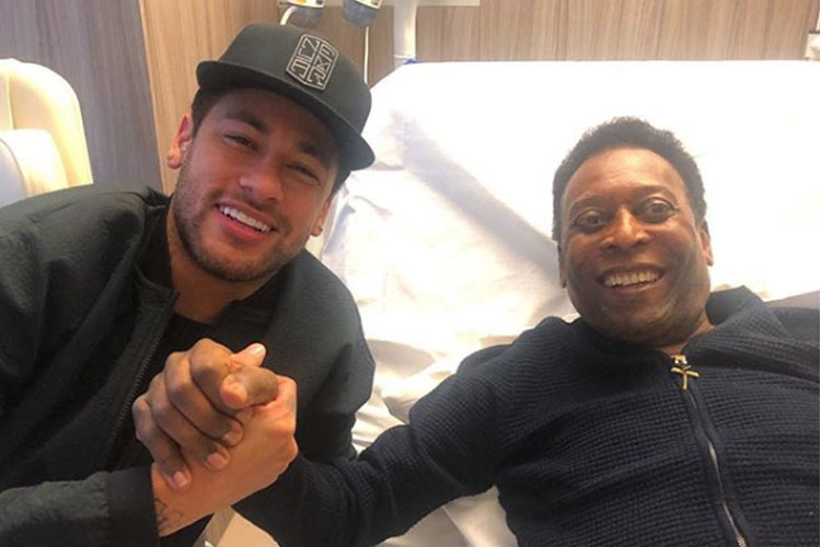 Pelé recibe la visita de Neymar en el hospital de París donde está internado