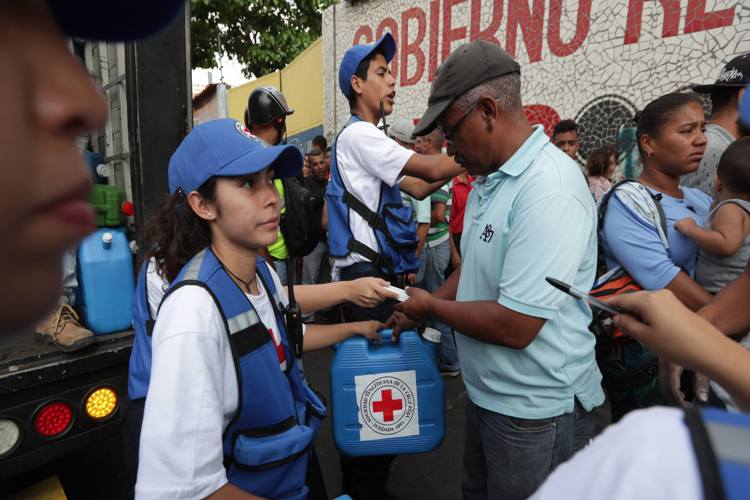 Cruz Roja distribuye ayuda humanitaria en barrios de Caracas