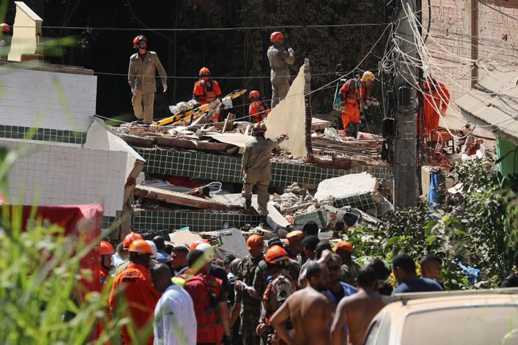 Cinco muertos por derrumbe de edificios en Río de Janeiro