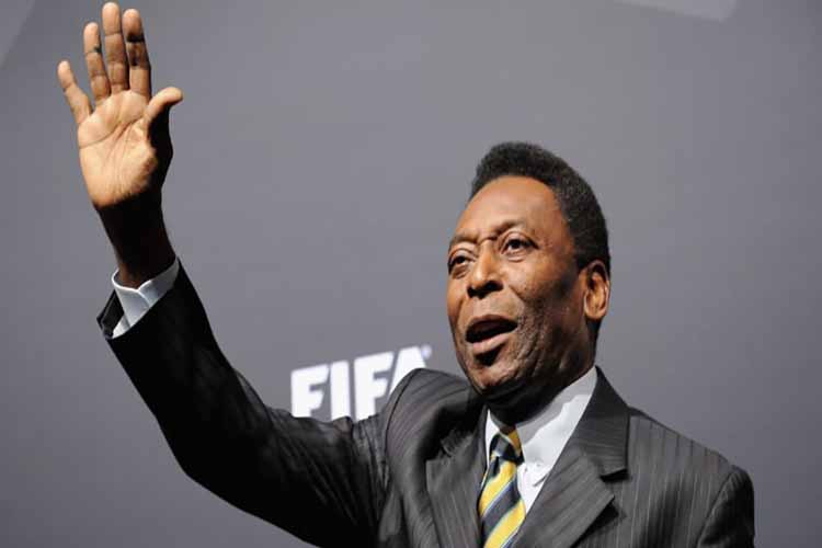 Pelé fue hospitalizado en París