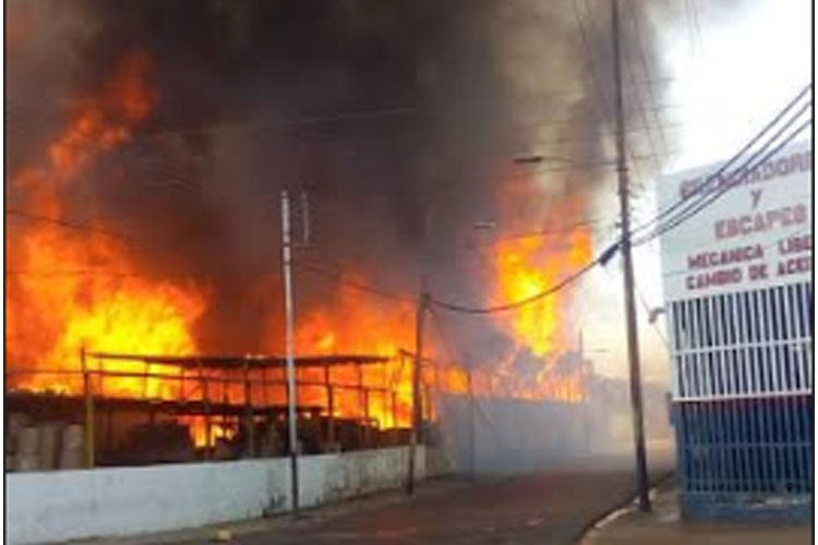 Se registró fuerte incendio en local de madera en la cerretera Los Guayos – Guacara 