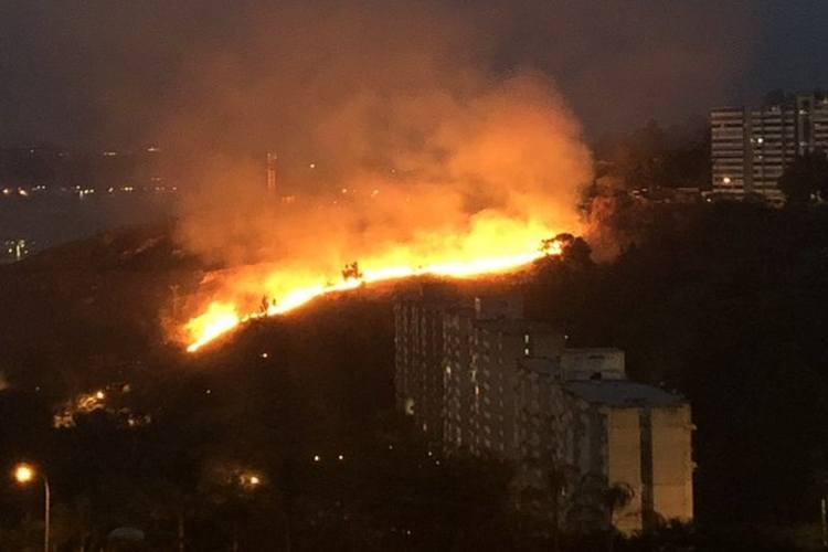 Incendio arrasa con 10 héctares de cerro entre Baruta y El Hatillo