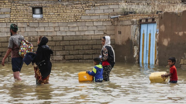 Las inundaciones causan en Irán 366.000 desplazados