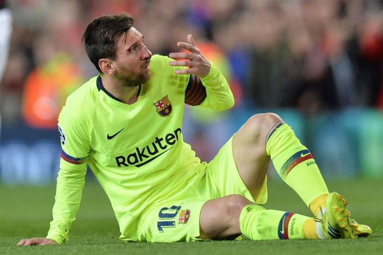 Messi será examinado tras sufrir un fuerte golpe en el pómulo