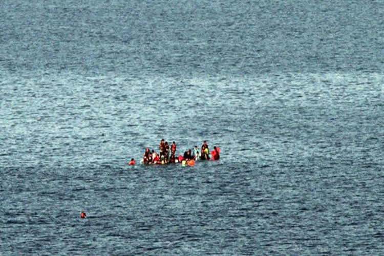 Rescatan dos cadáveres tras naufragio de bote con migrantes venezolanos