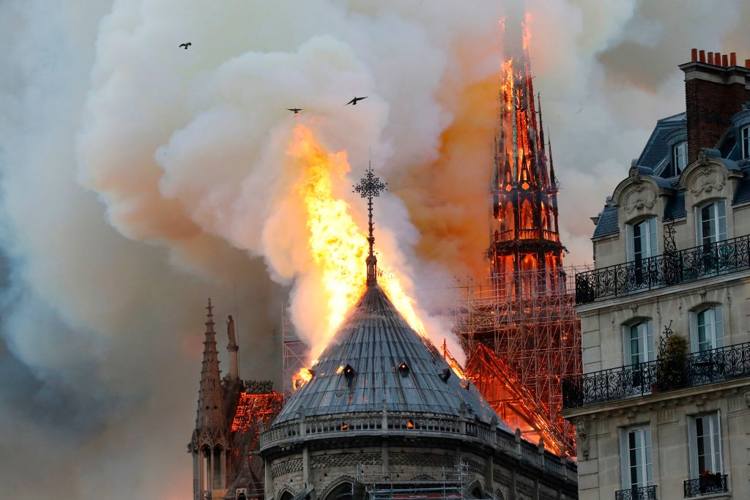 Corto circuito es causa probable de incendio en Notre Dame