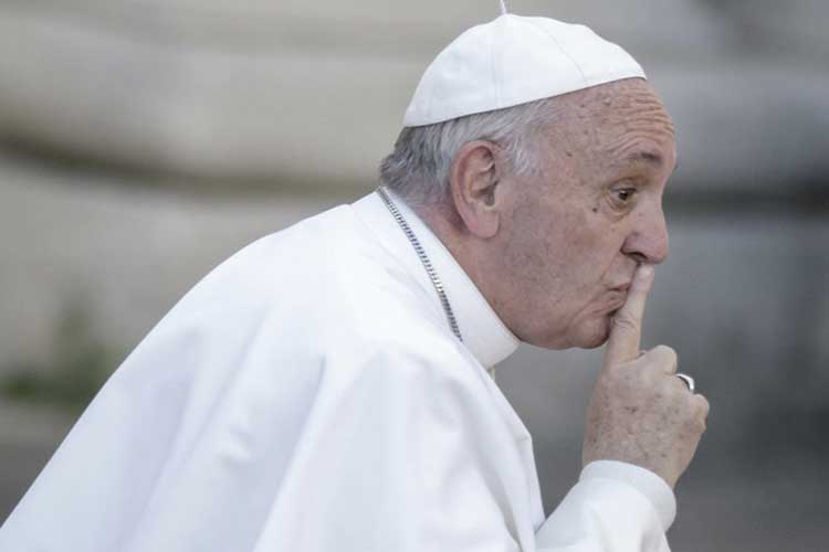 El papa exhorta a los jóvenes a liberarse de la «dependencia» del móvil