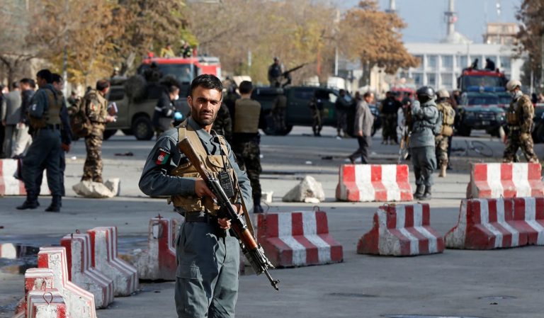 Muere terrorista cuando colocaba una bomba en el baño de universidad en Kabul