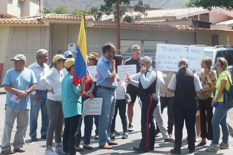 Vecinos de El Trigal protestaron frente a Quinta Carabobo por falta de agua