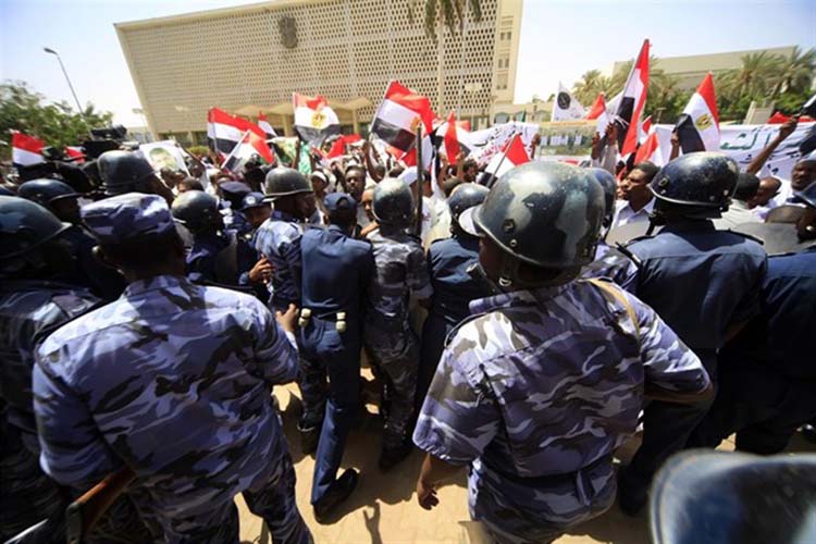 Mueren 13 personas en protestas en Sudán el día que el Ejército toma el poder