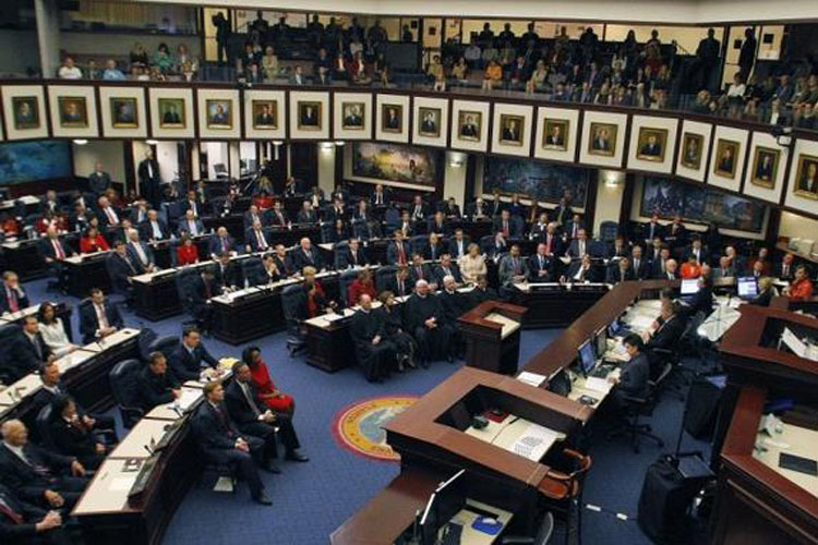 Senado de Florida aprueba una medida para armar a maestros