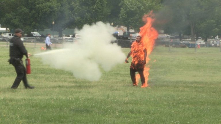 Hombre muere al prenderse fuego frente a la Casa Blanca