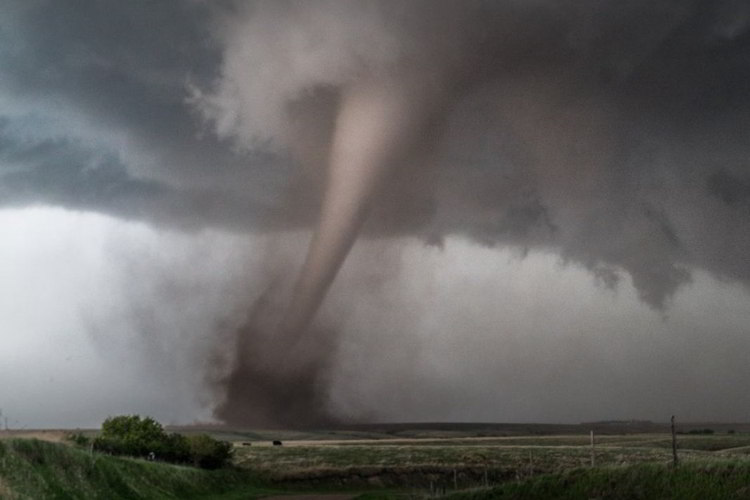 VIDEO: Filman un gran tornado en Texas, mientras una ola de tormentas azota el centro de EE.UU.