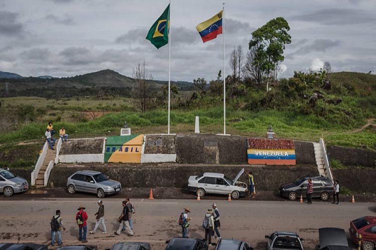 Miles de venezolanos llegan a Brasil para comprar medicinas o pedir refugio