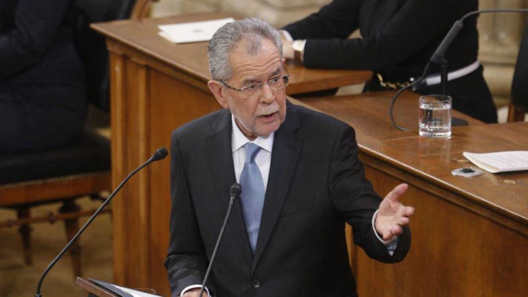El presidente austríaco destituye oficialmente al gobierno de Kurz