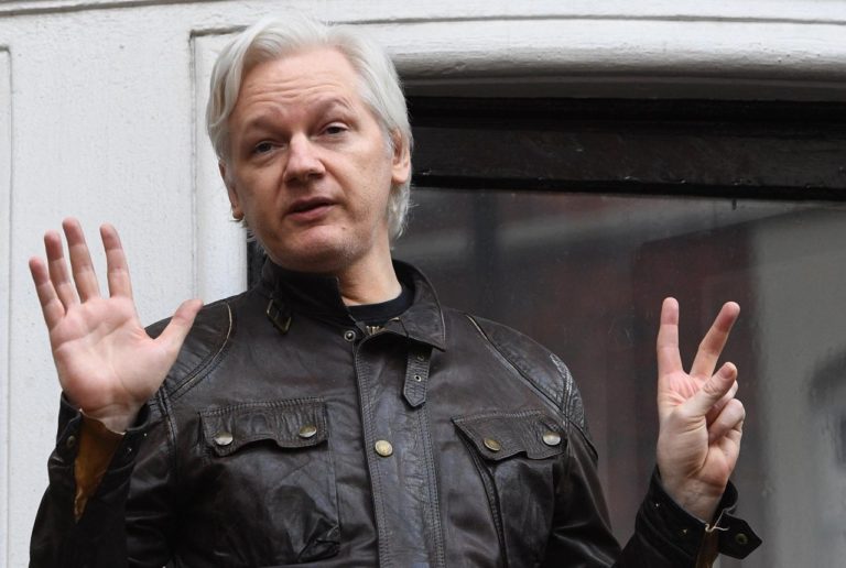 Fiscalía sueca presenta una orden de detención contra Assange por violación