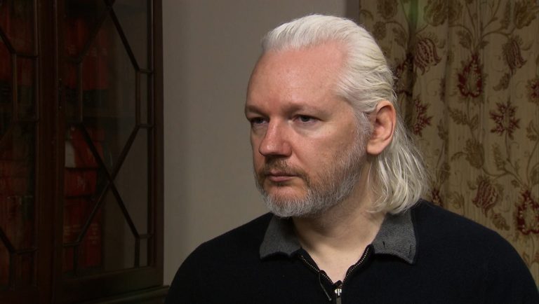 La Justicia británica condena a Assange a casi un año de prisión