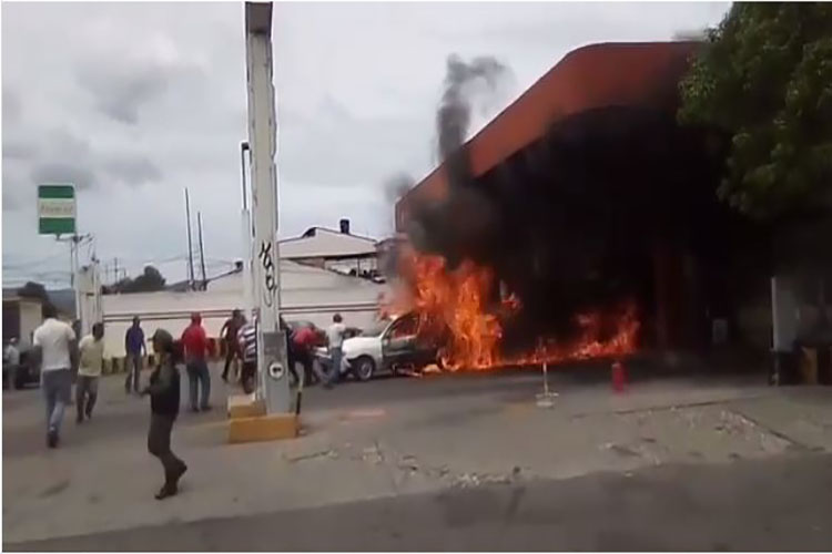 Vehículo se prendió en candela en una bomba de Lara (+Video)