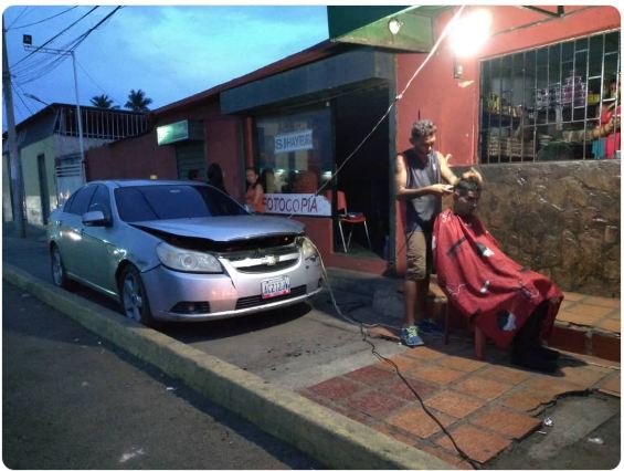 ¡A falta de luz, hay batería! Afeitó el cabello de un cliente con la corriente de un carro