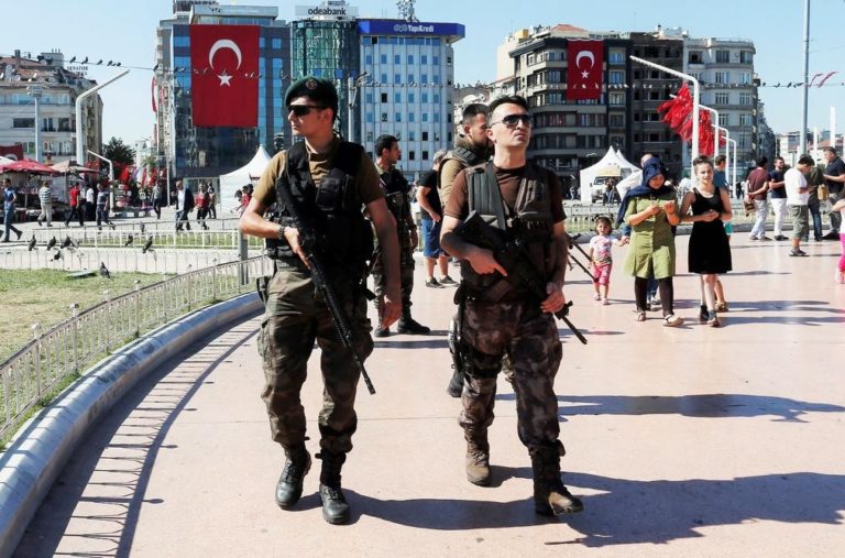 Fiscalía turca ordena detener a 140 personas acusadas de golpismo