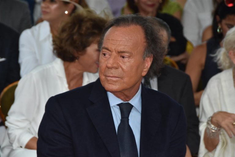 Suspendido el juicio sobre supuesta paternidad del cantante Julio Iglesias